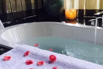 广深水疗池中的失重冥想：当身体学会漂浮